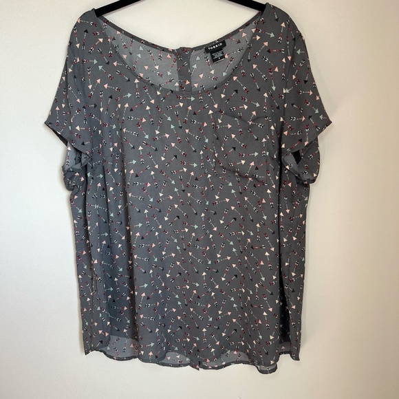 Torrid Abbey Arrow Georgette Button Back Blouse Top Gray Semi Sheer Women's Sz 2 - Picture 1 of 13